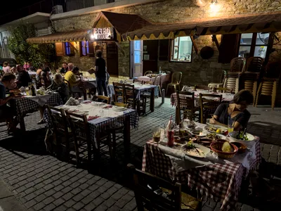 RETRO TAVERN